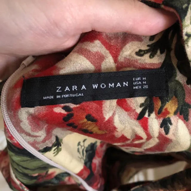 ZARA(ザラ)のZARA 変形ベスト 大きめ花柄 レディースのトップス(ベスト/ジレ)の商品写真