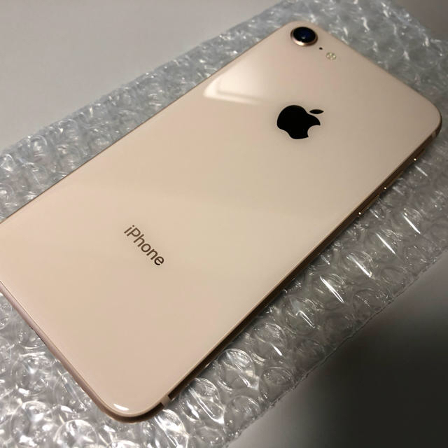 iPhone(アイフォーン)のiPhone8  ゴールド　64GB docomo SIMフリー スマホ/家電/カメラのスマートフォン/携帯電話(スマートフォン本体)の商品写真