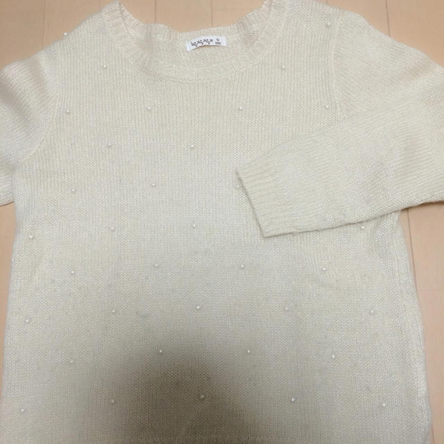 SM2(サマンサモスモス)のパール付き 白ニット レディースのトップス(ニット/セーター)の商品写真