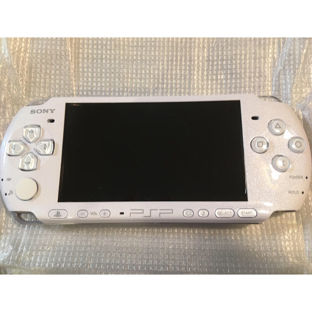 PlayStation Portable(プレイステーションポータブル)のPlayStation Portable PEARL WHITE エンタメ/ホビーのゲームソフト/ゲーム機本体(家庭用ゲーム機本体)の商品写真