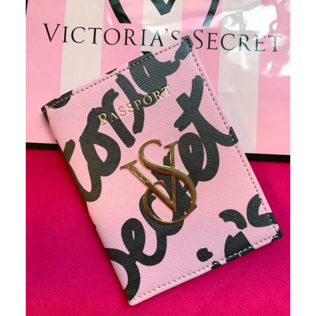 Victoria's Secret(ヴィクトリアズシークレット)のVictoria’s Secret 「新品」ロゴ柄パスポートケース レディースのファッション小物(名刺入れ/定期入れ)の商品写真