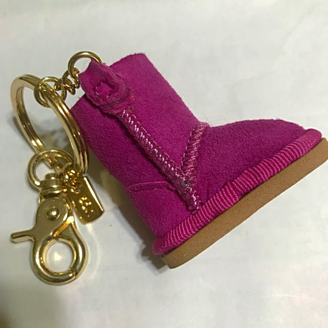 UGG(アグ)のUGG アグ キーホルダー　ベイリーボタン　ムートン  レディースのファッション小物(キーホルダー)の商品写真