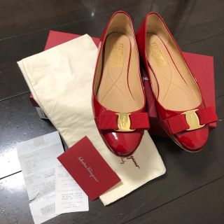 サルヴァトーレフェラガモ(Salvatore Ferragamo)の美品✴︎フェラガモ VARINA赤エナメルフラットシューズ(バレエシューズ)