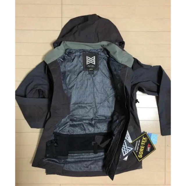 WHITE MOUNTAINEERING(ホワイトマウンテニアリング)のGORE-TEX®BURTON Thirteen Briganti Jacket メンズのジャケット/アウター(マウンテンパーカー)の商品写真