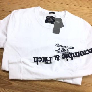 アバクロンビーアンドフィッチ(Abercrombie&Fitch)の新品【メンズL】★アバクロ★左袖ワッペンロゴ長袖Ｔシャツ/白/ロゴ刺しゅう(Tシャツ/カットソー(七分/長袖))