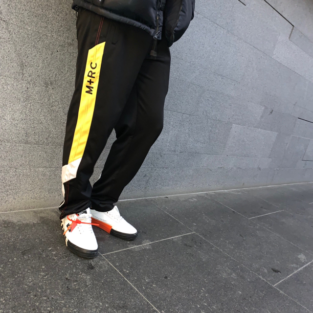 OFF-WHITE(オフホワイト)のM＋RC トラックパンツ メンズのパンツ(ワークパンツ/カーゴパンツ)の商品写真