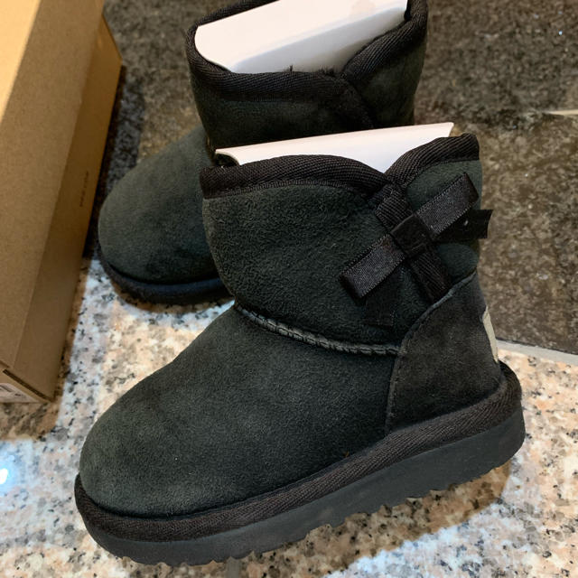 UGG(アグ)のUGGアグ　ムートン　ブーツ　キッズ キッズ/ベビー/マタニティのベビー靴/シューズ(~14cm)(ブーツ)の商品写真