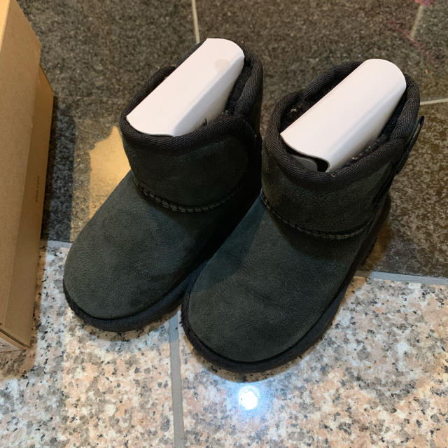 UGG(アグ)のUGGアグ　ムートン　ブーツ　キッズ キッズ/ベビー/マタニティのベビー靴/シューズ(~14cm)(ブーツ)の商品写真