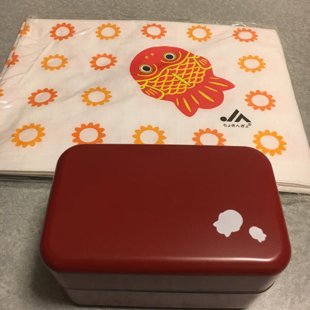 新品 金魚柄2段お弁当箱&ちょきんぎょレジャーシートセット 10月15日0時まで インテリア/住まい/日用品のキッチン/食器(弁当用品)の商品写真