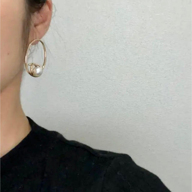 ZARA(ザラ)の#1187   アシンメトリーデザイン  パール   ピアス レディースのアクセサリー(ピアス)の商品写真