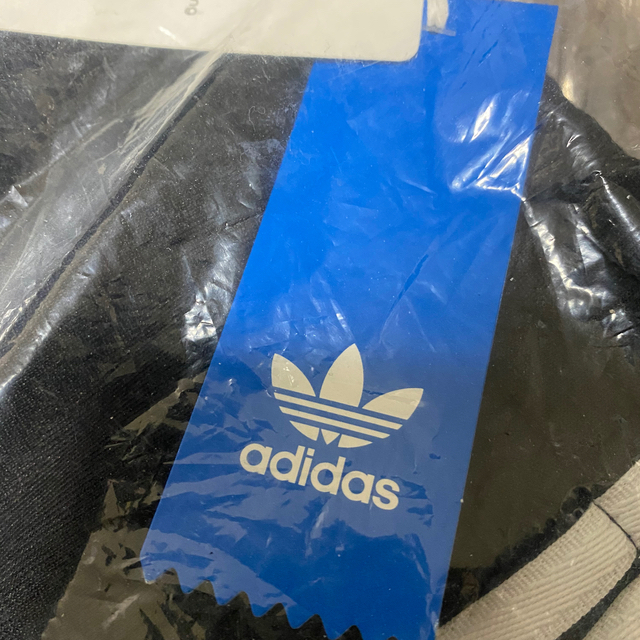 adidas(アディダス)の新品未開封　adidas トラックパンツ　L メンズのトップス(ジャージ)の商品写真