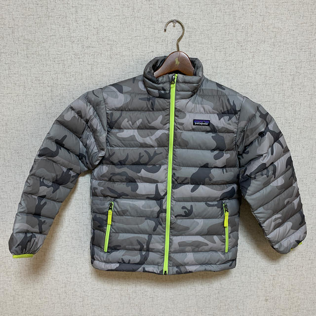 patagonia(パタゴニア)のパタゴニア　キッズ　m10 迷彩ダウン　美品 キッズ/ベビー/マタニティのキッズ服男の子用(90cm~)(ジャケット/上着)の商品写真