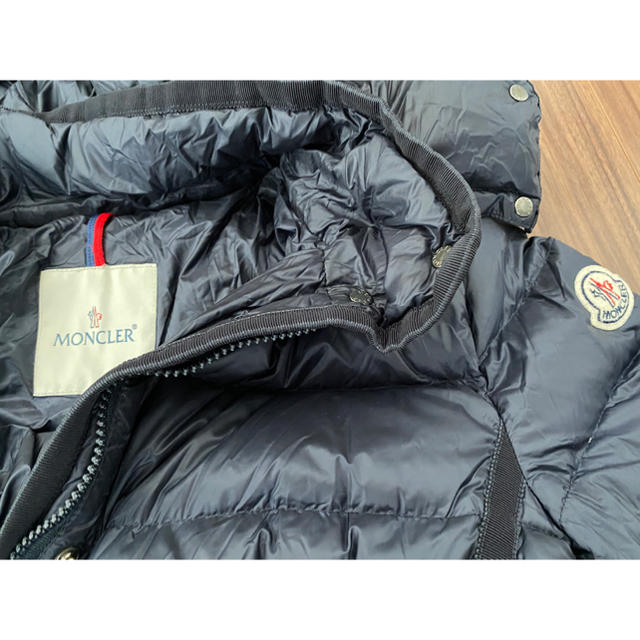 MONCLER(モンクレール)の美品 MONCLER モンクレールエルミンヌフード付き レディース 1 ネイビー レディースのジャケット/アウター(ダウンコート)の商品写真