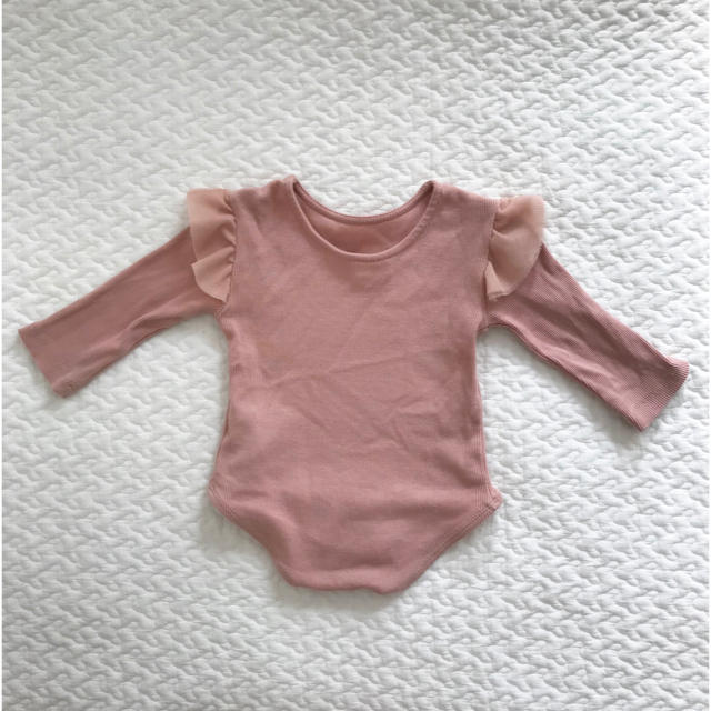 ZARA KIDS(ザラキッズ)のzara mini くすみピンク ロンパース 肩フリル キッズ/ベビー/マタニティのベビー服(~85cm)(ロンパース)の商品写真