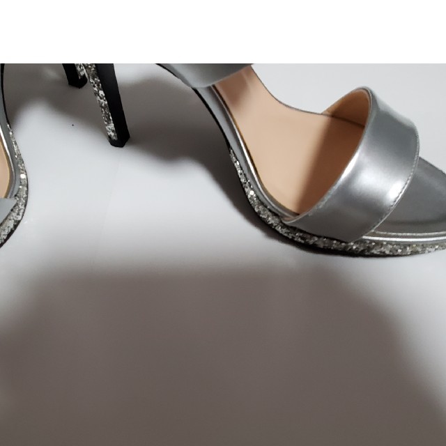 DIANA(ダイアナ)のDIANAパンプス、シルバー、23.5 レディースの靴/シューズ(ハイヒール/パンプス)の商品写真