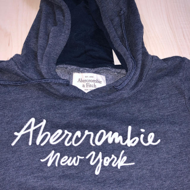 新品タグ付　Abercombie&Fitch フード付パーカー