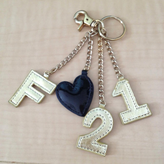 FOREVER 21(フォーエバートゥエンティーワン)の非売品！F21チャームセット♡ スマホ/家電/カメラのスマホアクセサリー(ストラップ/イヤホンジャック)の商品写真