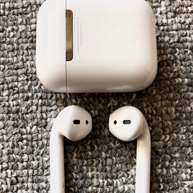 Apple(アップル)のAirPods、なおさん用 スマホ/家電/カメラのオーディオ機器(ヘッドフォン/イヤフォン)の商品写真