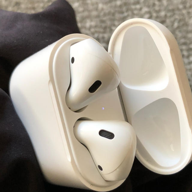 Apple(アップル)のAirPods、なおさん用 スマホ/家電/カメラのオーディオ機器(ヘッドフォン/イヤフォン)の商品写真