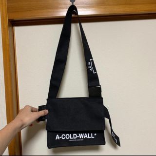 オフホワイト(OFF-WHITE)のA-COLD-WALLのボディーバッグ(ショルダーバッグ)