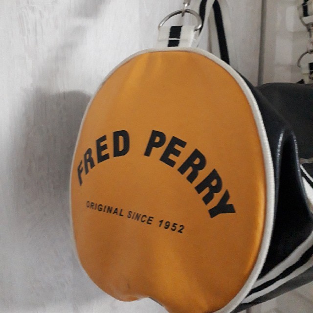 FRED PERRY(フレッドペリー)のてんくん様【美品】フレッドペリーショルダーバッグ メンズのバッグ(ショルダーバッグ)の商品写真