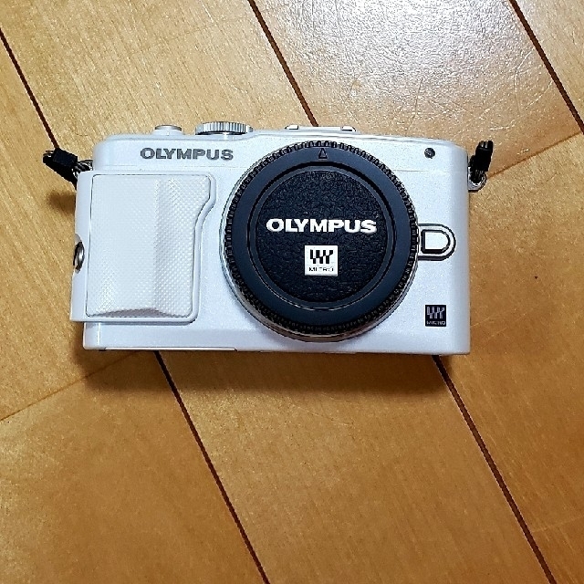 OLYMPUS(オリンパス)のOLYMPUS PEN Lite E-PL6 ホワイト スマホ/家電/カメラのカメラ(ミラーレス一眼)の商品写真