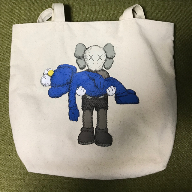 UNIQLO(ユニクロ)のユニクロ UNIQLO カウズ KAWS コラボ トートバッグ メンズのバッグ(トートバッグ)の商品写真