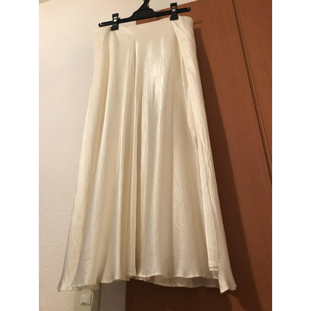 IENA(イエナ)のTK様専用★Deuxieme Classeニュアンスサテン白スカート レディースのスカート(ロングスカート)の商品写真