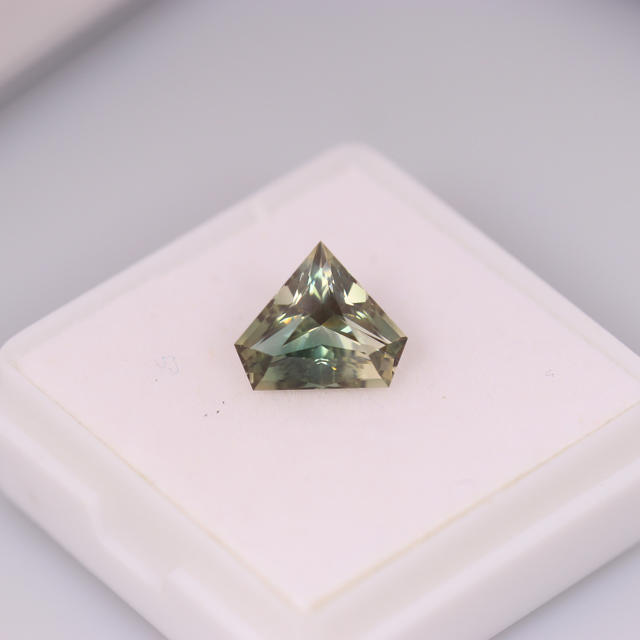 希少なグリーンカラー『天然オレゴンサンストーン』2.10ct オレゴン産