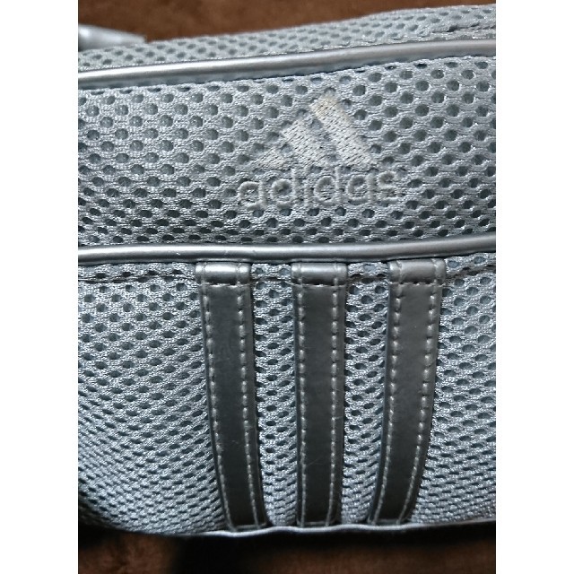 adidas(アディダス)のアディダス シルバー ミニ ハンドバッグ レディースのバッグ(ハンドバッグ)の商品写真