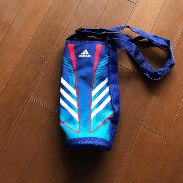 adidas(アディダス)のステンレスボトルカバー インテリア/住まい/日用品のキッチン/食器(弁当用品)の商品写真