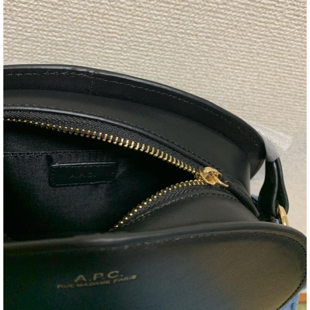 A.P.C(アーペーセー)のA.P.C ハーフムーン　ショルダーバック レディースのバッグ(ショルダーバッグ)の商品写真