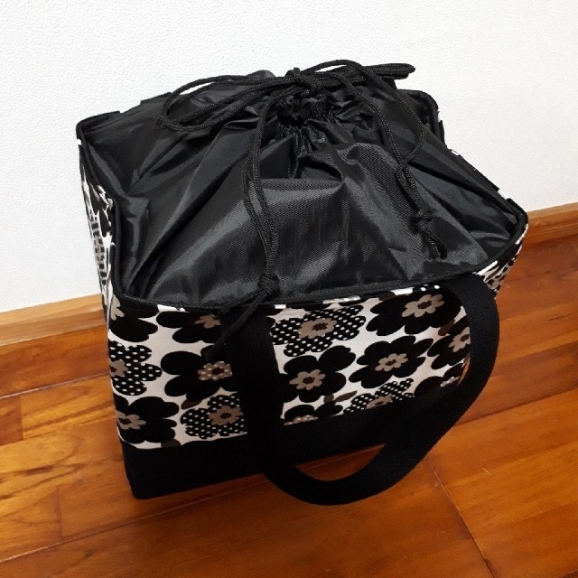 マ茶こ様専用　保冷・保温エコバッグ(花柄ブラック・レッド) レディースのバッグ(エコバッグ)の商品写真