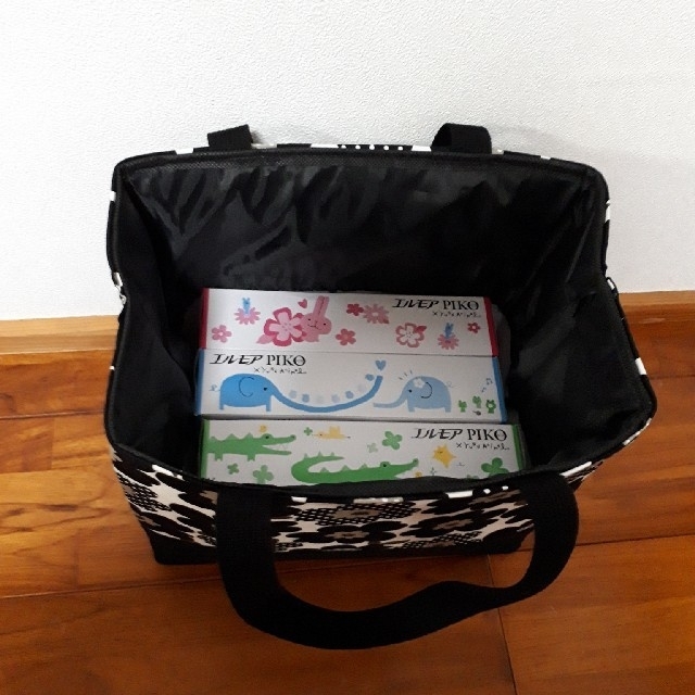 マ茶こ様専用　保冷・保温エコバッグ(花柄ブラック・レッド) レディースのバッグ(エコバッグ)の商品写真