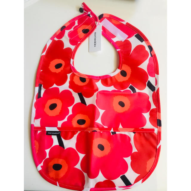 marimekko(マリメッコ)の新品未使用品 ☆marimekko☆キッズスタイ&靴下セット キッズ/ベビー/マタニティのこども用ファッション小物(ベビースタイ/よだれかけ)の商品写真