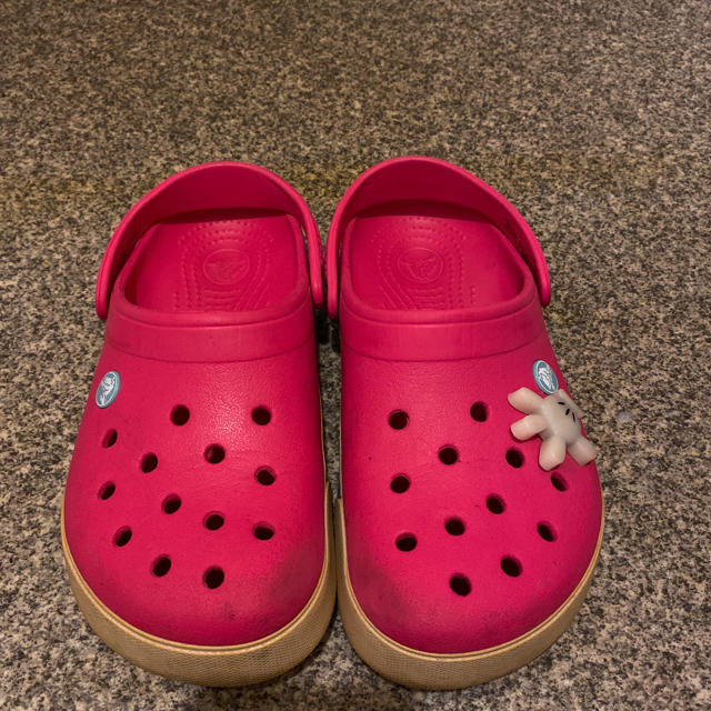 crocs(クロックス)のクロックス　ピンク　サンダル レディースの靴/シューズ(サンダル)の商品写真
