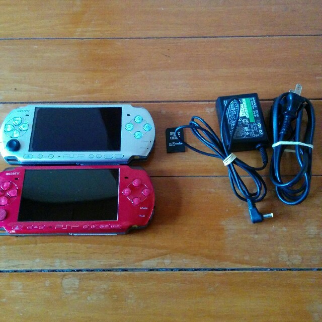 PlayStation Portable(プレイステーションポータブル)のpsp3000　2台 エンタメ/ホビーのゲームソフト/ゲーム機本体(携帯用ゲーム機本体)の商品写真