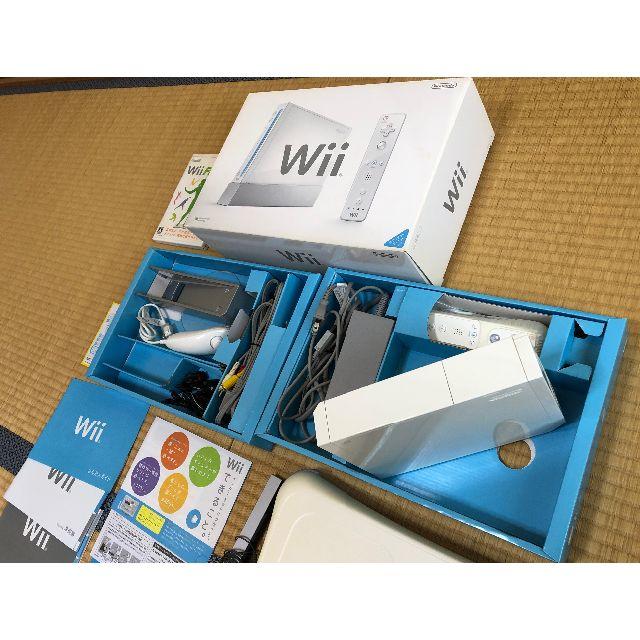 任天堂(ニンテンドウ)のWii 本体＋Wii fit プラス＋Wiiボード　3点セット エンタメ/ホビーのゲームソフト/ゲーム機本体(家庭用ゲーム機本体)の商品写真