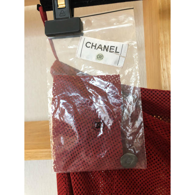 CHANEL(シャネル)のシャネルスエード赤パンチングスカート レディースのスカート(ひざ丈スカート)の商品写真