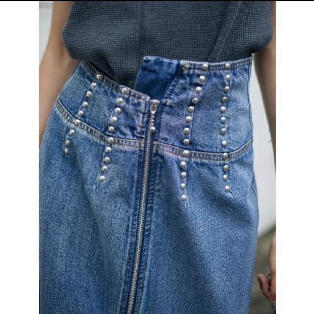 Ameri VINTAGE(アメリヴィンテージ)のAmeriVINTAGE  STUDS LINE DENIM SKIRT レディースのスカート(ロングスカート)の商品写真