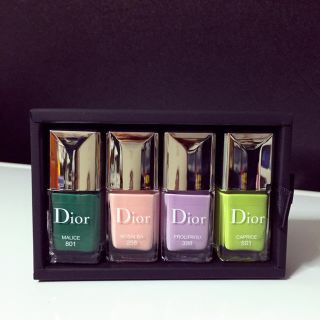 ディオール(Dior)のDiorヴェルニコフレレア  Diorネイル 4本セット箱入り(マニキュア)