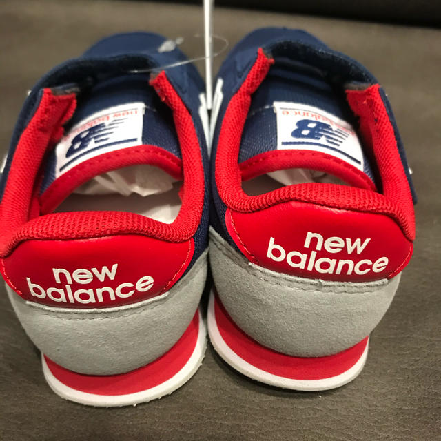 New Balance(ニューバランス)の新品タグ付　ニューバランス  スニーカー　キッズ　18.0  v220 レトロ キッズ/ベビー/マタニティのキッズ靴/シューズ(15cm~)(スニーカー)の商品写真