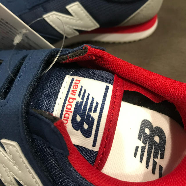 New Balance(ニューバランス)の新品タグ付　ニューバランス  スニーカー　キッズ　18.0  v220 レトロ キッズ/ベビー/マタニティのキッズ靴/シューズ(15cm~)(スニーカー)の商品写真