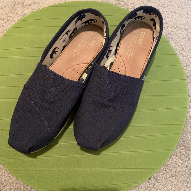 TOMS(トムズ)のTOMS ネイビー 24.5cm 優子様専用 レディースの靴/シューズ(スリッポン/モカシン)の商品写真