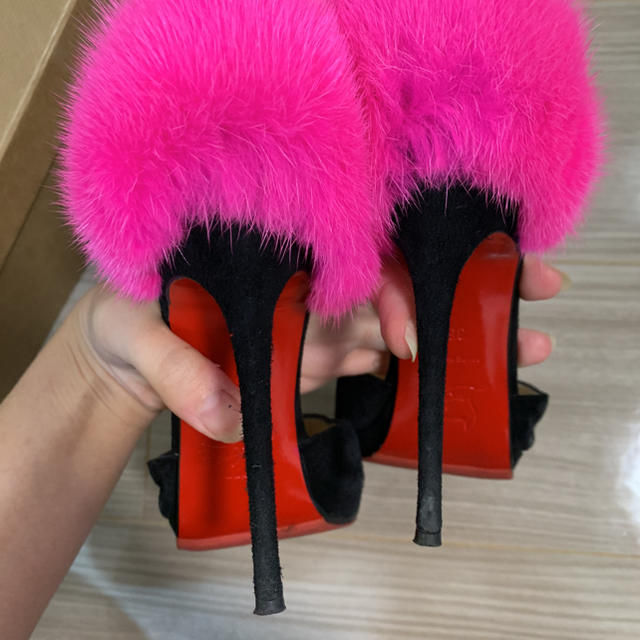 Christian Louboutin(クリスチャンルブタン)のパンプス サンダル christian louboutin ファー ピンク レディースの靴/シューズ(ハイヒール/パンプス)の商品写真