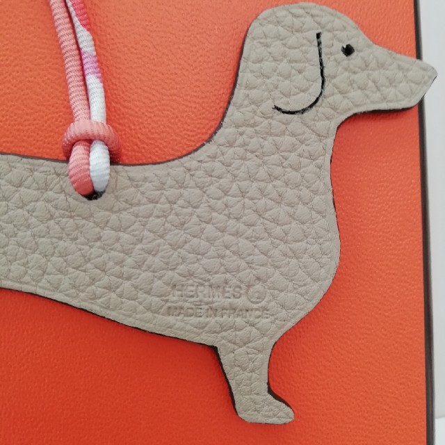 Hermes(エルメス)の②新品　エルメス　専用　プティアッシュ　犬　トレンチｘブラック ハンドメイドのファッション小物(バッグチャーム)の商品写真