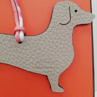 エルメス(Hermes)の②新品　エルメス　専用　プティアッシュ　犬　トレンチｘブラック(バッグチャーム)