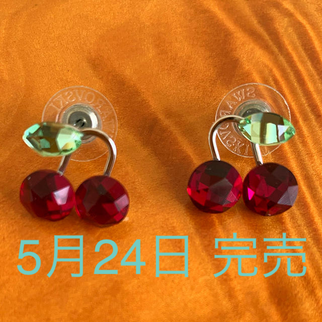 SWAROVSKI  さくらんぼ　ピアス