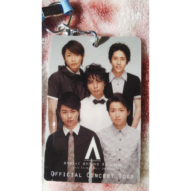 嵐(アラシ)のAAA2008！非売品ネームタグ。嵐 エンタメ/ホビーのタレントグッズ(アイドルグッズ)の商品写真