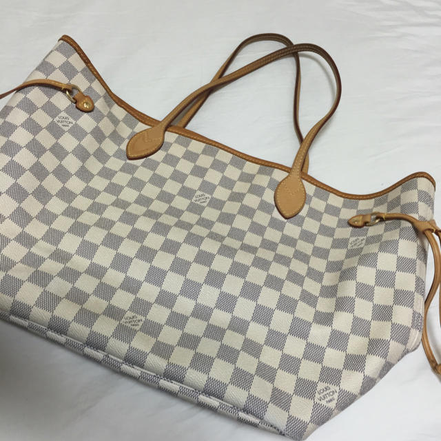 LOUIS VUITTON - zum